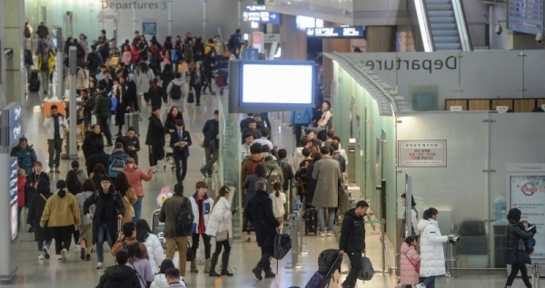 설 연휴를 이틀 앞 둔 31일 오전 인천 중구 인천국제공항 제1여객터미널 출국장이 해외로 출국하는 여행객들로 붐비고 있다.조주현기자