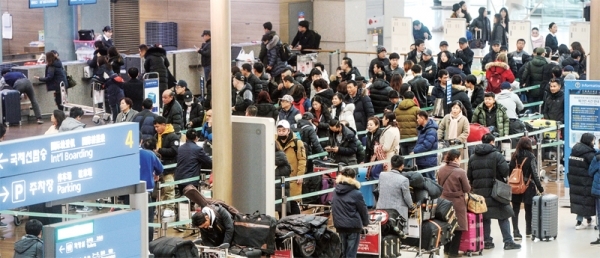 설 연휴를 이틀 앞둔 31일 오전 인천 중구 인천국제공항 제1여객터미널 출국장이 해외로 출국하는 여행객들로 붐비고 있다. 조주현기자