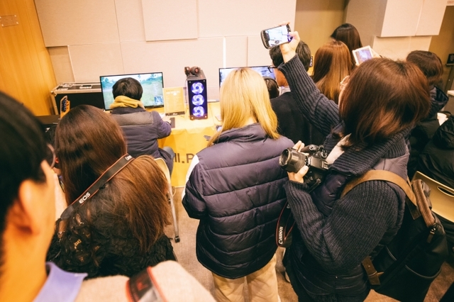 지난달 31일 서울 용산구에서 국내 최대 중고PC 기업 ‘PC노리’가 개최한 ‘리뉴올 PC’ 첫 쇼케이스 현장을 찾은 소비자와 블로거 등이 PC게임 체험에 참여하고 있다. PC노리