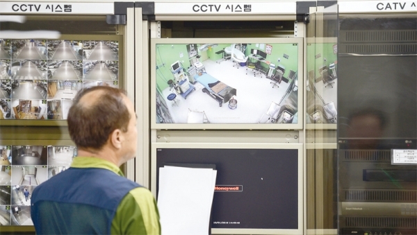 경기도의료원 안성병원, 전국 최초 수술실 CCtV 설치 시범운영을 위해 병원관제실 관계자들이 CCtV를 점검하고 있다.