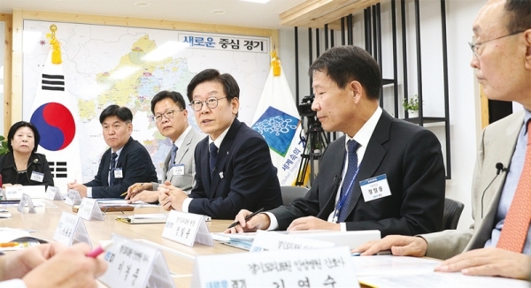 지난해 10월 경기도의료원 수술실 CCtV 설치 시범운영에 따른 토론회. 이재명 경기지사와 정일용 경기도의료원장 등 관계자들이 논의를 하고 있다.