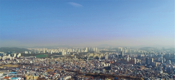 초미세먼지 주의보가 내려진 날 수원시내가 파란 하늘 아래 노란 미세먼지층으로 덮여 있다.