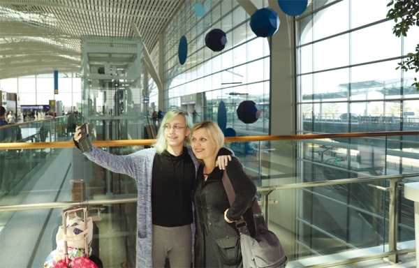 인천공항 2터미널에 설치된 자이베 베이앙의 Great Mobile에서 기념촬영을 하는 안토니나 노비코바(40·여·러시아)
