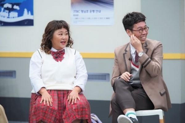'아는 형님' 홍윤화가 남편과의 신혼 생활을 공개했다. JTBC