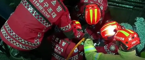 구조 중인 소방대원들[인천 서부소방서 제공]