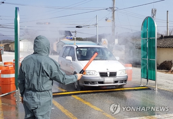설날인 5일 구제역 발생으로 가축 방역에 비상이 걸린 충북 충주시 주덕읍 당우리 인근 거점소독소에서 공무원들이 차단 방역에 주력하고 있다. 연합뉴스