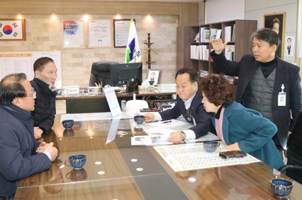 정동균 군수와 양평전통시장 상인회 임원진들이 전통시장활성화 방안을 논의하고 있다.