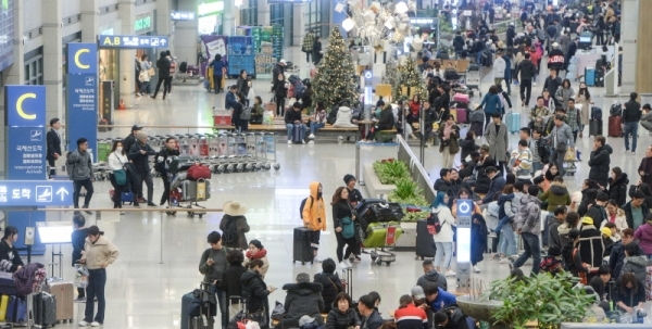 설 연휴 마지막 날인 6일 오후 인천국제공항 제1여객터미널 입국장이 연휴기간 동안 해외여행을 다녀온 여행객들로 붐비고 있다. 조주현기자