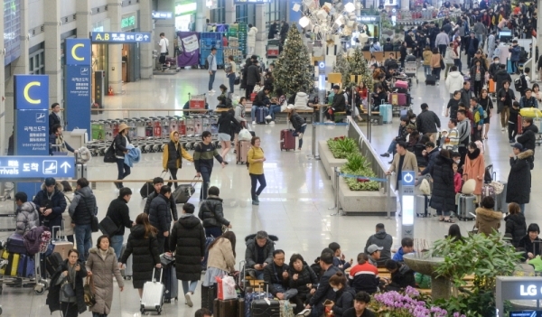 설 연휴 마지막 날인 6일 오후 인천국제공항 제1여객터미널 입국장이 연휴기간 동안 해외여행을 다녀온 여행객들로 붐비고 있다. 조주현기자