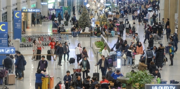 설 연휴 마지막 날인 6일 오후 인천국제공항 제1여객터미널 입국장이 연휴기간 동안 해외여행을 다녀온 여행객들로 붐비고 있다. 조주현기자