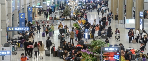 설 연휴 마지막 날인 6일 오후 인천국제공항 제1여객터미널 입국장이 연휴기간 동안 해외여행을 다녀온 여행객들로 붐비고 있다. 조주현기자