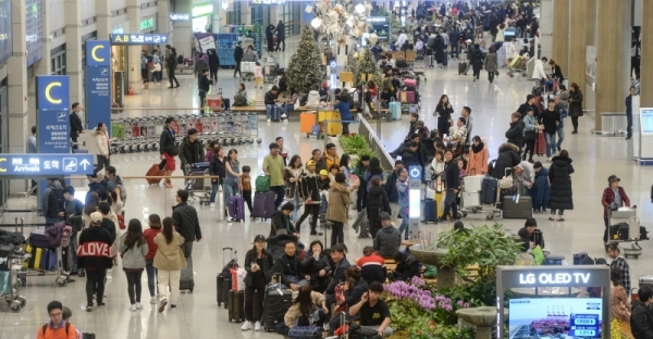 설 연휴 마지막 날인 6일 오후 인천국제공항 제1여객터미널 입국장이 연휴기간 동안 해외여행을 다녀온 여행객들로 붐비고 있다. 조주현기자