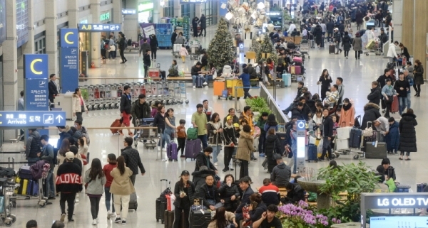 설 연휴 마지막 날인 6일 오후 인천국제공항 제1여객터미널 입국장이 연휴기간 동안 해외여행을 다녀온 여행객들로 붐비고 있다. 조주현기자