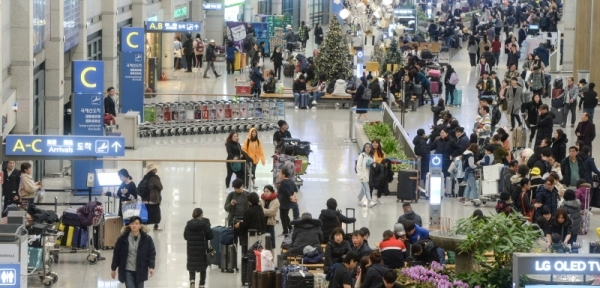 설 연휴 마지막 날인 6일 오후 인천국제공항 제1여객터미널 입국장이 연휴기간 동안 해외여행을 다녀온 여행객들로 붐비고 있다. 조주현기자