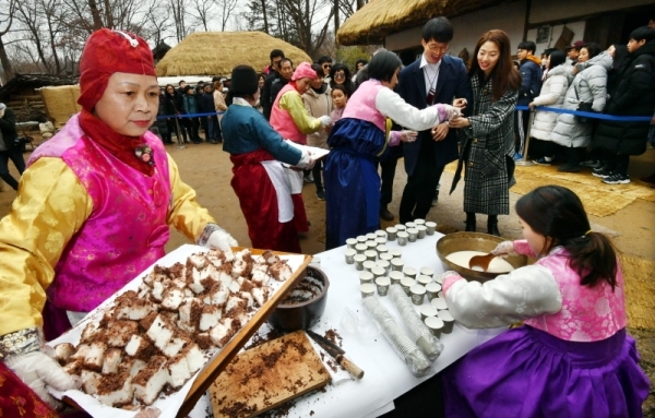 설 연휴 마지막 날인 6일 용인 한국민속촌에서 열린 음력 정초에 악귀와 잡신을 물리치고 가족의 건강과 다복을 축원하는 지신밟기 민속놀이에서 시민들이 가정의 평안을 기원며 떡과 막걸리 등을 나누어 먹고 있다.전형민기자