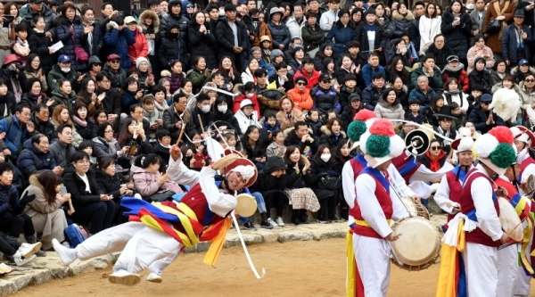 설 연휴 마지막 날인 6일 용인 한국민속촌을 찾은 시민들이 가족들과 함께 농악놀이 공연을 관람하며 휴일을 즐기고 있다. 전형민기자