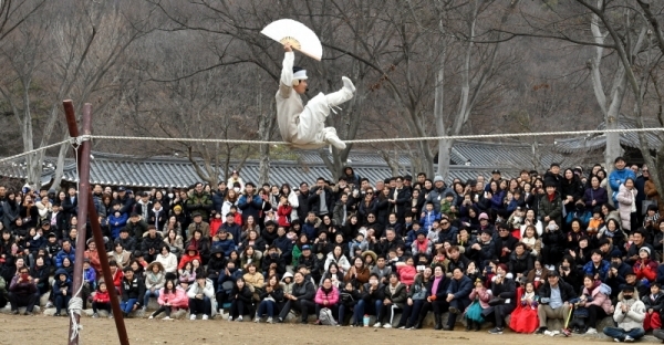 설 연휴 마지막 날인 6일 용인 한국민속촌을 찾은 시민들이 가족들과 함께 전통 줄타기 공연을 관람하며 휴일을 즐기고 있다. 전형민기자