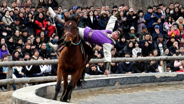설 연휴 마지막 날인 6일 용인 한국민속촌을 찾은 시민들이 가족들과 함께 마상무예 공연을 관람하며 휴일을 즐기고 있다. 전형민기자