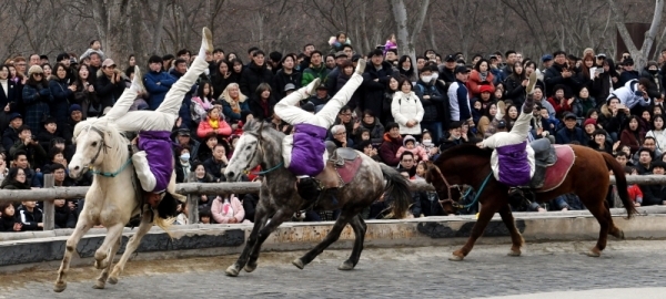 설 연휴 마지막 날인 6일 용인 한국민속촌을 찾은 시민들이 가족들과 함께 마상무예 공연을 관람하며 휴일을 즐기고 있다. 전형민기자