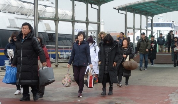 설 연휴 마지막 날인 6일 오전 인천 중구 인천항 연안여객터미널에서 섬 지역 귀경객들이 선물 보따리를 들고 잔교를 빠져나오고 있다.조주현기자