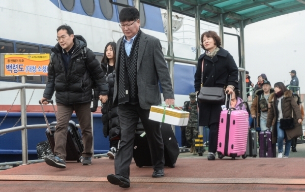 설 연휴 마지막 날인 6일 오전 인천 중구 인천항 연안여객터미널에서 섬 지역 귀경객들이 선물 보따리를 들고 잔교를 빠져나오고 있다.조주현기자