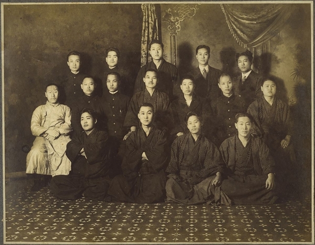 1919년 2ㆍ8 독립선언을 이끈 조선인 유학생 대표자 9인이 모두 출소한 이후(1920년 4월) 촬영한 기념사진. 가운데 줄 오른쪽 두 번째가 김도연 선생. 독립기념관 제공