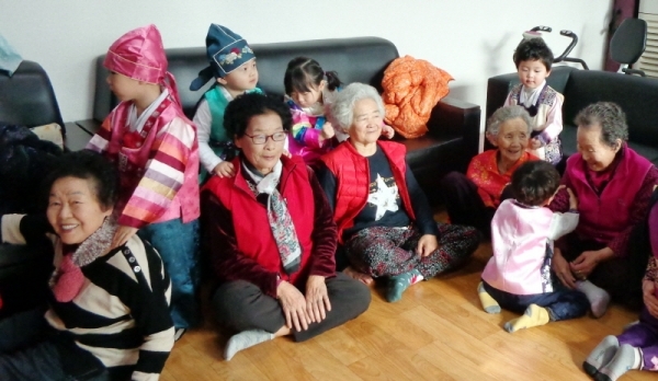 수원시 권선구 입북동 서수원 자이아파트 자이 빅스맘 어린이집(원장 김미숙) 원아들 20여 명이 지난 6일 자이경로당(회장 윤오병)을 찾아 할아버지 할머니에게 세배와 함께 재롱잔치를 벌였다. 자이경로당 제공
