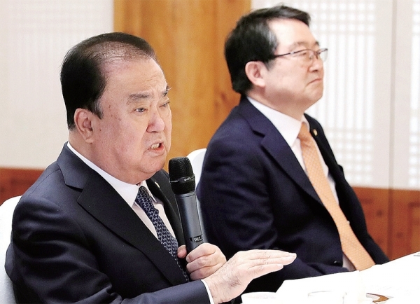 7일 국회 사랑재에서 문희상 국회의장이 국방위원회 위원들을 초청해 오찬 간담회를 했다. 이날 간담회에서 참석자들은 한미 방위비분담금 협상과 일본 초계기 사건‚ 국방위원회 차원의 의원 외교 활성 방안 등에 대해 의견을 교환했다. 연합뉴스