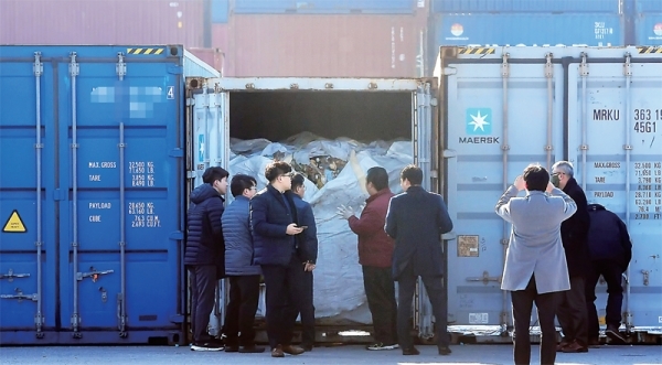 필리핀으로 불법 수출됐다가 국내로 반입된 폐기물들이 평택항에 보관된 가운데 7일 관계자들이 폐기물이 실린 컨테이너들 중 일부를 개봉해 조사하고 있다. 김시범기자