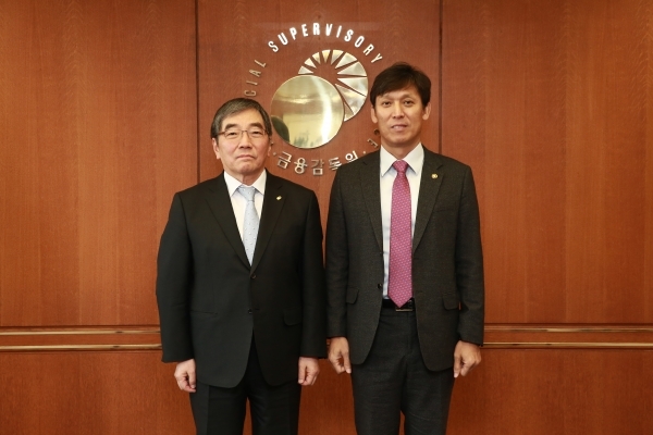 윤석헌 금감원장(왼쪽)과 김영문 관세청장이 ‘해외거래 관련 불공정거래 조사 협력 실무협약’을 체결하고 기념촬영을 하고 있다.