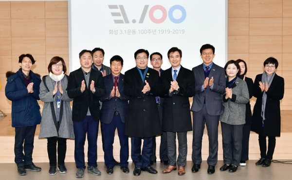 염태영 수원시장, 서철모 화성시장과 두 지자체 관계자들이 기념촬영을 하고 있다.