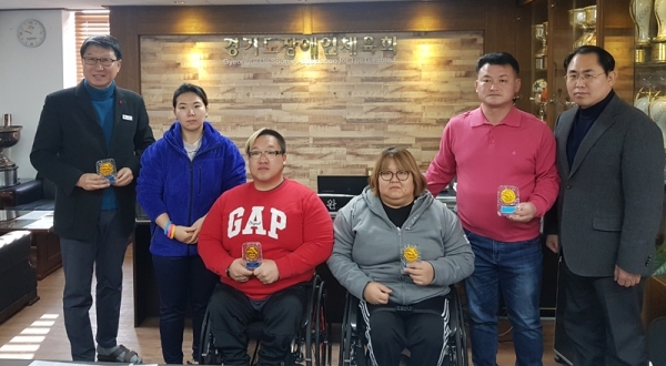 경기도장애인체육회가 개최한 ‘2019년 제1차 직장운동부 워크숍’에 참석한 관계자들이 기념촬영을 하고 있다. 경기도장애인체육회 제공