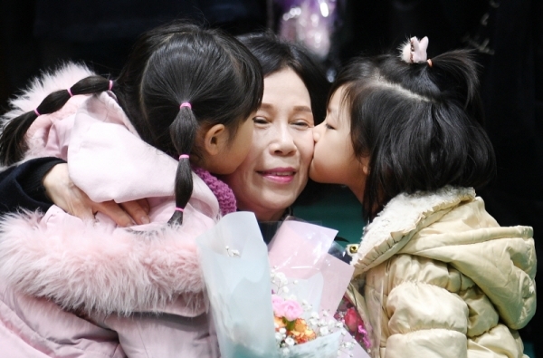 10일 수성고등학교 부설 방송통신고등학교 졸업식에서 졸업생의 손녀들이 졸업을 축하하고 있다. 윤원규 수습기자