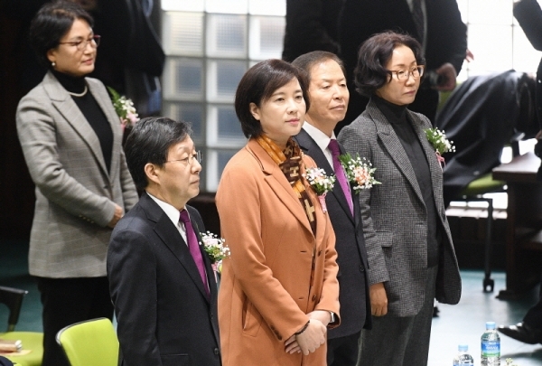 10일 수성고등학교 부설 방송통신고등학교 졸업식에서 유은혜 교육부장관 및 내빈들이 참여하여 졸업을 축하하고 있다. 윤원규 수습기자