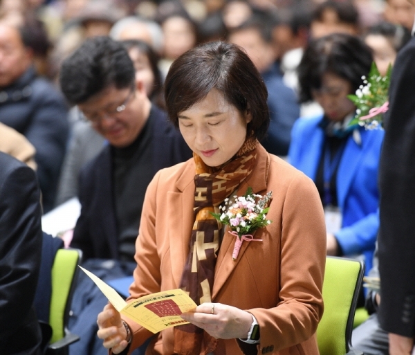 10일 수성고등학교 부설 방송통신고등학교 졸업식에서 유은혜 교육부장관이 참여하여 졸업을 축하하고 있다. 윤원규 수습기자