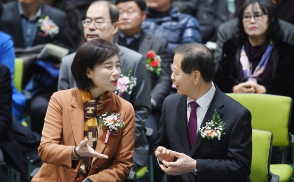 10일 수성고등학교 부설 방송통신고등학교 졸업식에서 유은혜 교육부장관 및 내빈들이 참여하여 졸업을 축하하고 있다. 윤원규 수습기자