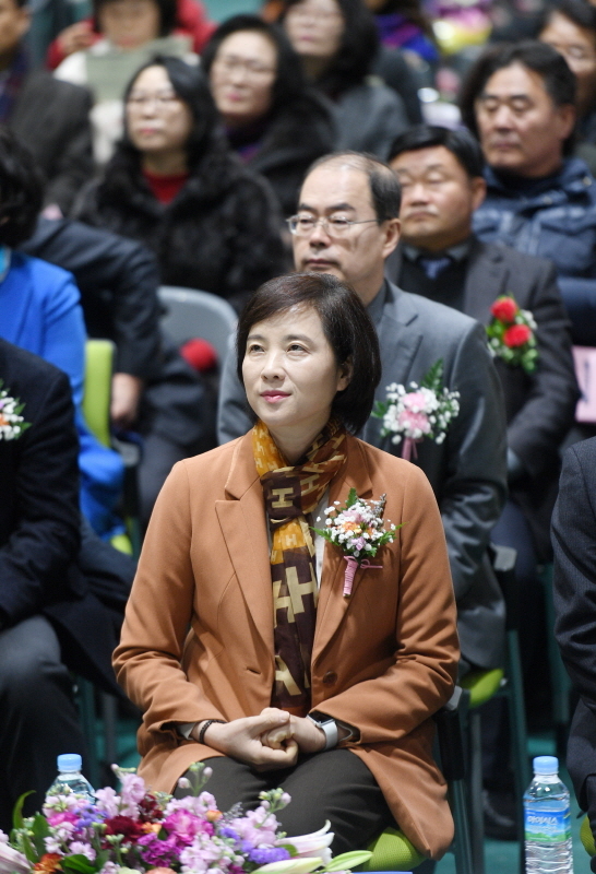 10일 수성고등학교 부설 방송통신고등학교 졸업식에서 유은혜 교육부장관이 참여하여 졸업을 축하하고 있다. 윤원규 수습기자