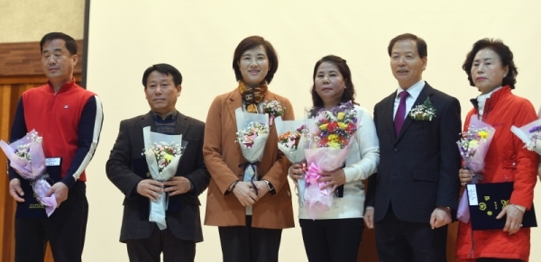 10일 수성고등학교 부설 방송통신고등학교 졸업식에서 유은혜 교육부장관이 참여하여 수상자들과 함께 기념촬영을 하고있다. 윤원규 수습기자