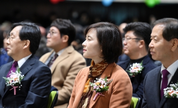 10일 수성고등학교 부설 방송통신고등학교 졸업식에서 유은혜 교육부장관 및 내빈들이 참여하여 졸업을 축하하고 있다. 윤원규 수습기자