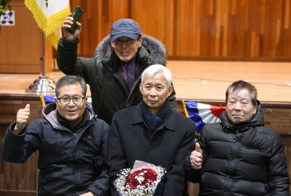 10일 수성고등학교 부설 방송통신고등학교 졸업식에서 졸업생과 친구들이 기념촬영을 하고있다. 윤원규 수습기자