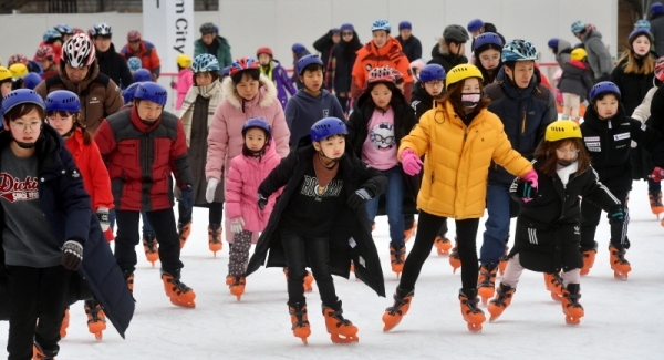 10일 모처럼 대기질이 깨끗한 휴일을 맞아 도내 유원지 및 놀이공원마다 나들이 인파로 붐빈 가운데 성남시 야외스케이트장을 찾은 시민들이 추위도 잊은 채 막바지 겨울놀이를 즐기고 있다. 김시범기자