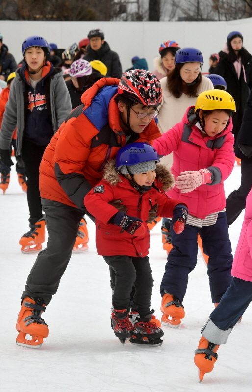 10일 모처럼 대기질이 깨끗한 휴일을 맞아 도내 유원지 및 놀이공원마다 나들이 인파로 붐빈 가운데 성남시 야외스케이트장을 찾은 시민들이 추위도 잊은 채 막바지 겨울놀이를 즐기고 있다. 김시범기자