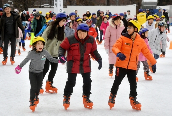 10일 모처럼 대기질이 깨끗한 휴일을 맞아 도내 유원지 및 놀이공원마다 나들이 인파로 붐빈 가운데 성남시 야외스케이트장을 찾은 시민들이 추위도 잊은 채 막바지 겨울놀이를 즐기고 있다. 김시범기자