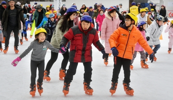 10일 모처럼 대기질이 깨끗한 휴일을 맞아 도내 유원지 및 놀이공원마다 나들이 인파로 붐빈 가운데 성남시 야외스케이트장을 찾은 시민들이 추위도 잊은 채 막바지 겨울놀이를 즐기고 있다. 김시범기자