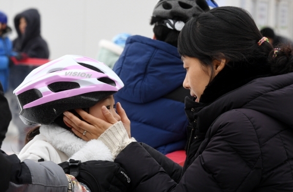 성남시청 스케이트장 운영 마지막날인 10일. 겨울의 끝자락에서 시민들이 즐거운 주말을 보내고 있다.  윤원규 수습기자