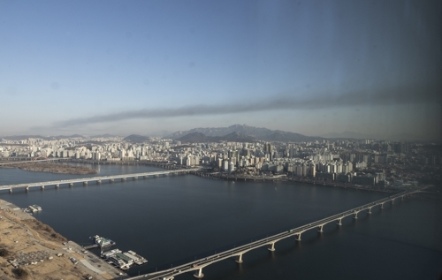 11일 오전 서울 영등포구 63스카이아트 전망대에서 일산 성석동 폐기물 재활용시설에서 발생한 것으로 추정되는 검은 연기 띠가 보이고 있다. 연합뉴스