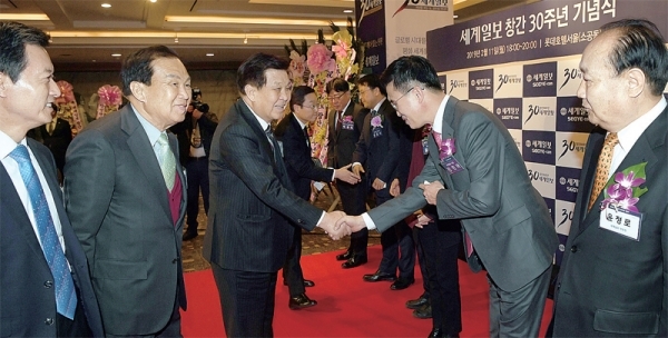 세계일보 창간 30주년 기념식이 열린 11일 서울 롯데호텔에서 경기일보 신선철 회장, 신항철 대표이사 사장이 정희택 세계일보 사장 등 임원진에게 축하를 전하며 인사를 나누고 있다. 세계일보 제공