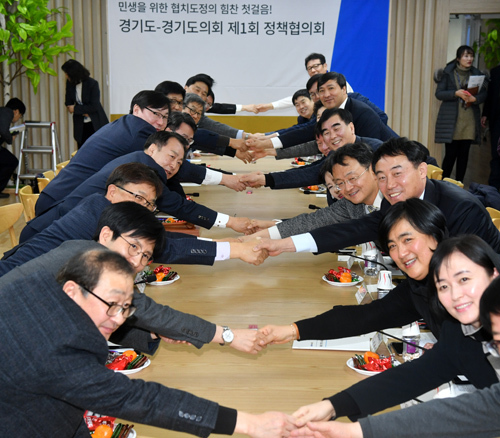 11일 수원 경기도청 상황실에서 열린 '경기도-경기도의회 정책협의회' 첫 회의에서 공동위원장인 이화영 도 평화부지사, 염종현 도의회 더불어민주당 대표의원 등 관계자들이 인사를 나누고 있다. 김시범기자