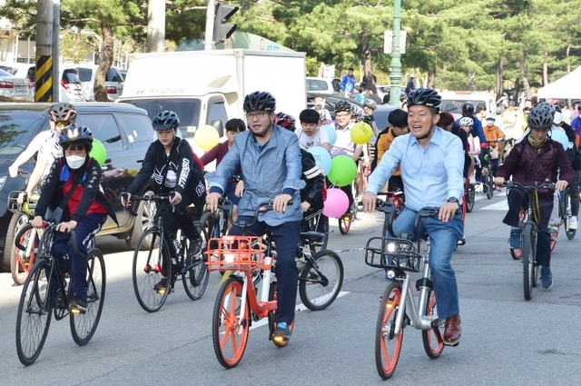 무인대여 공유 자전거를 타고 있는 염태영 시장(가운데).