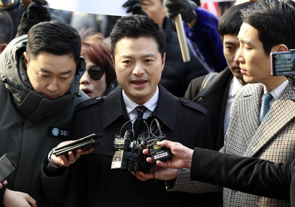 청와대 특별감찰반의 민간인 사찰 의혹을 제기한 김태우 전 검찰 수사관이 청와대가 고발한 사건의 조사를 받기 위해 12일 오전 경기 수원지검으로 출석 후 취재진 질문에 답하고 있다. 연합뉴스